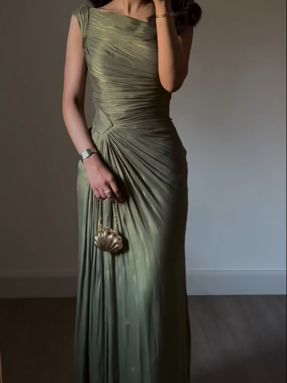 20 Vintage Outfits That'll Make You the Belle of Any Ball (Wait Until You See #6!) - 13. Sophisticated Satin Gowns 1