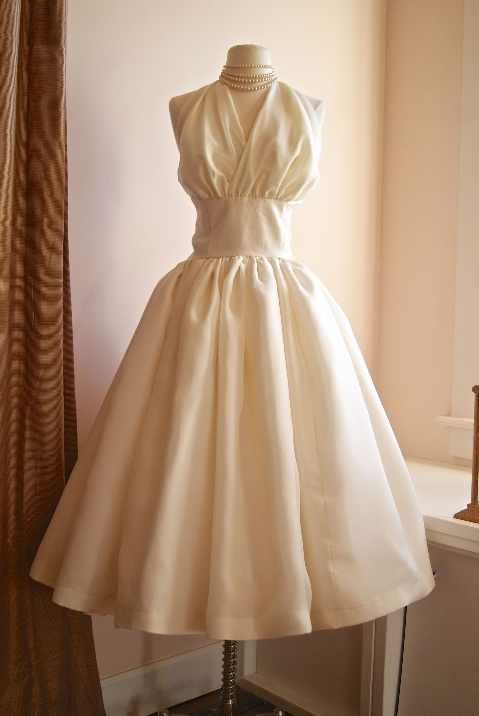 20 Vintage Outfits That'll Make You the Belle of Any Ball (Wait Until You See #6!) - 5. Chic 50s Tea-Length Dress 1