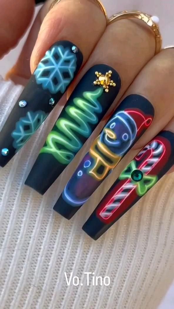 25 Glam 3D Christmas Nails to Get You in the Holiday Spirit! - 21. Light-Up Christmas Tree 1