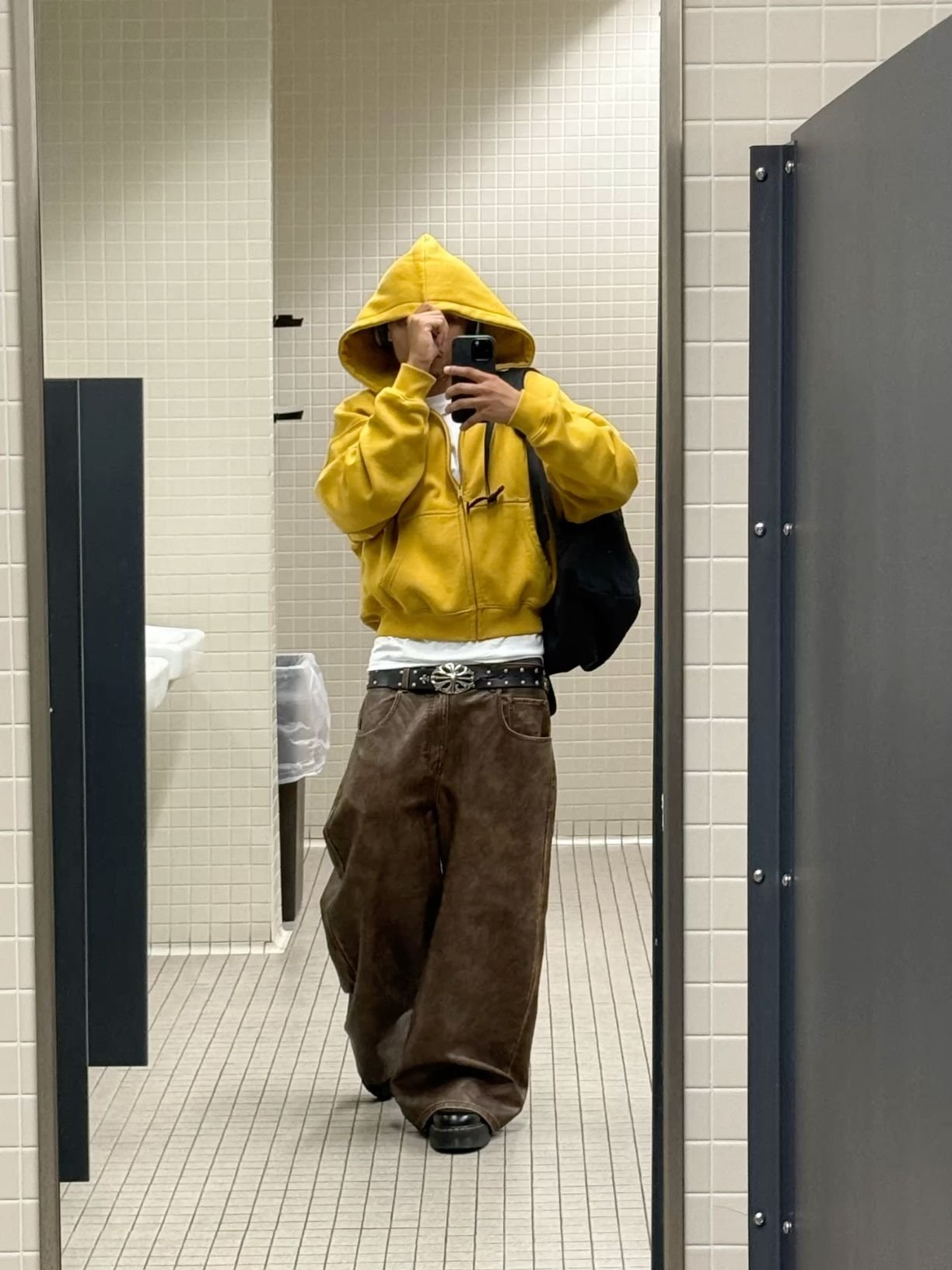 How to Make Bold Statements with Your Streetwear Outfit: Confidence Tips - 2. Play with Bold Colors 1