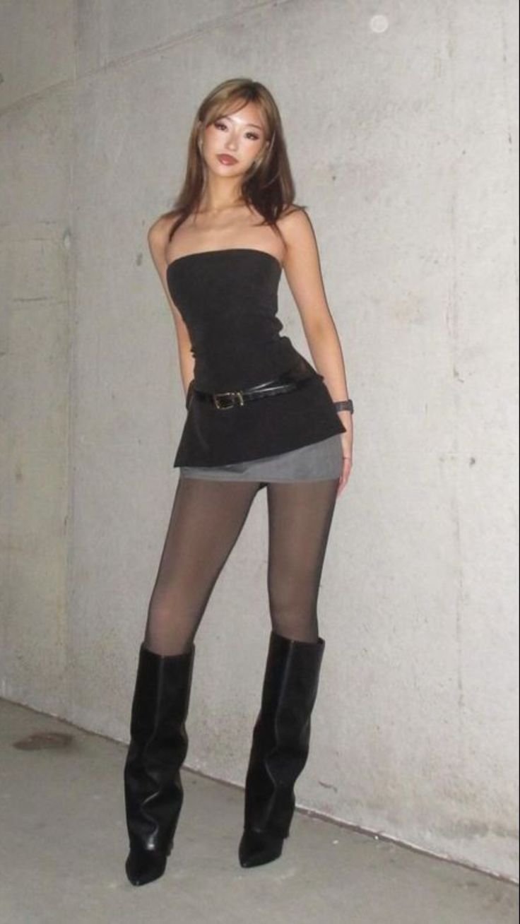 The Ultimate Guide to Choosing Ideal Jeans for Your Unique Body Type - 1. Hourglass Figure: Embrace Those Curves 1